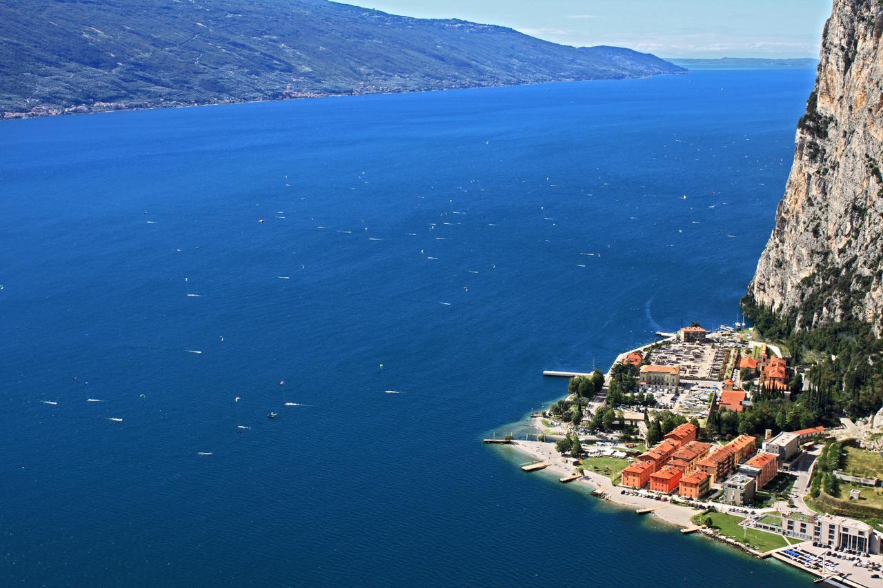 Campione Giulia Exclusive Lakefront Apartment By Gardadomusmea Campione del Garda Εξωτερικό φωτογραφία